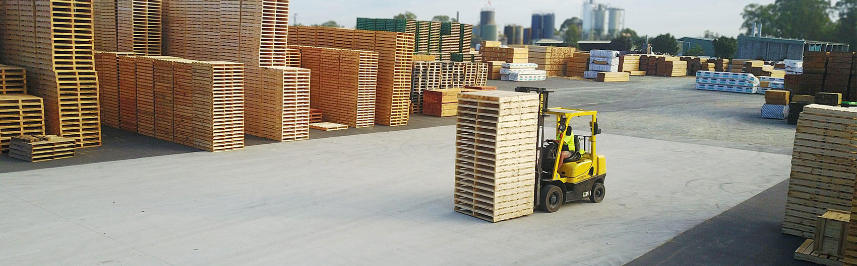 expresspalletsandcratespalletsstockpileforklift1 Express